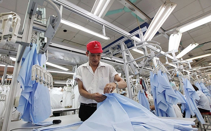 Theo chủ tịch Công đoàn ngành Dệt May Hà Nội trong buổi tọa đàm trao đổi kinh nghiệm thực hiện công tác an toàn vệ sinh lao động có nhận xét an toàn lao động trong ngành dệt may có những chuyển biến tích cực. Theo số liệu thống kê hiện nay cả nước có khoảng 2.000 Doanh nghiệp đang hoạt động trong lĩnh vực dệt may bao gồm có khá nhiều loại hình doanh nghiệp như Công ty Liên Doanh, 100% vốn đầu tư nước ngoài, Doanh Nghiệp tư nhân, Doanh Nghiệp tập thể và xuất nhập khẩu. Đây đều là những doanh nghiệp có vị trí quan trọng nên việc đảm bảo an toàn lao động lại càng cần phải được xem trọng. Đây cũng là yếu tố quan trọng để thu hút các nhà đầu tư, tạo niềm tin với các đối tác. Đảm bảo ATVSLĐ đóng vai trò quan trọng trong sự phát triển ổn định của ngành dệt may Thực tế thì trong thời gian qua các Doanh Nghiệp ngành dệt may đã nỗ lực đẩy mạnh công tác an toàn vệ sinh lao động mà điển hình chính là công ty May Hưng Yên. Bạn lãnh đạo đã chăm lo đời sống của người lao động và luôn coi trọng công tác vận động và tuyên truyền, giáo dục để người lao động hiểu và chấp hành tốt các nội dung và quy chế của công ty và pháp luật của nhà nước về công tác bảo đảm ATVSLĐ. Hàng năm, Chủ tịch Công đoàn và lãnh đạo tổng công ty đều cùng nhau xây dựng kế hoạch ATVSLĐ, đề xuất việc huấn luyện công tác phòng chống cháy nổ, trang bị đầy đủ bảo hộ lao động cho NLĐ… Cũng giống với nhiều Doanh Nghiệp dệt may thì hàng năm Công đoàn Tổng công ty CP Dệt May Hà Nội phối hợp với lãnh đạo các công ty, nhà máy tổ chức huấn luyện ATVSLĐ cho toàn thể cán bộ, NLĐ và cấp đủ trang phục, những thiết bị bảo hộ cá nhân PPE theo yêu cầu của quy định về an toàn lao động. Với những người lao động làm việc trong nồi hơi nghiêm ngặt như các loại nồi hơi, máy nén khí và máy thông gió thì đều được xếp vào nhóm riêng để đào tạo an toàn lao động định kì. lãnh đạo tổng công ty phối hợp với Phòng Cảnh sát Phòng cháy, chữa cháy và Cứu hộ cứu nạn, công an các tỉnh tổ chức tập huấn nghiệp vụ phòng cháy, chữa cháy cho đội viên đội chữa cháy của các công ty, chi nhánh và diễn tập thoát hiểm thoát nạn cho toàn thể cán bộ, công nhân viên của các công ty, chi nhánh… Nhờ sự cố gắng, nỗ lực của các cấp công đoàn và công nhân viên chức lao động, thời gian qua, việc thực hiện công tác ATVSLĐ trong các DN dệt may có chuyển biến tích cực, không để xảy ra cháy nổ hay tai nạn lao động nặng. Nhờ sự cố gắng và nỗ lực từ nhiều bên mà thời gian qua việc thực hiện công tác An toàn vệ sinh lao động trong các doanh nghiệp và dệt may trong thời gian tới. Trong đó, chú trọng đến việc kiện toàn, củng cố tổ chức và đẩy mạnh hoạt động của mạng lưới an toàn vệ sinh viên tại cơ sở, quan tâm chế độ phụ cấp cho các an toàn vệ sinh viên cũng như tăng cường tuyên truyền huấn luyện ATVSLĐ cho đội ngũ cán bộ công đoàn cơ sở và mạng lưới an toàn vệ sinh viên...