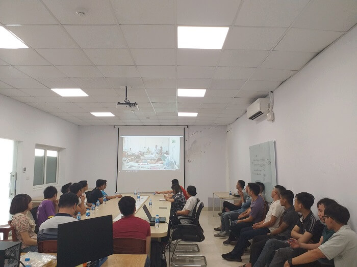 Ngành Cơ Khí - Sản xuất Khuôn đúc là ngành Công nghiệp nặng chiếm vai trò quan trọng trong nền kinh tế nước ta. Ngành công nghiệp này người lao động đa phần là nam giới và phải tiếp xúc với nhiều máy móc to và các loại kim loại LỚN do vậy việc đảm bảo An toàn lao động cho người lao động đang hoạt động trong nhà máy, xưởng cơ khí là điều cần thiết.