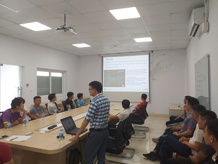 Ngành Cơ Khí - Sản xuất Khuôn đúc là ngành Công nghiệp nặng chiếm vai trò quan trọng trong nền kinh tế nước ta. Ngành công nghiệp này người lao động đa phần là nam giới và phải tiếp xúc với nhiều máy móc to và các loại kim loại LỚN do vậy việc đảm bảo An toàn lao động cho người lao động đang hoạt động trong nhà máy, xưởng cơ khí là điều cần thiết.