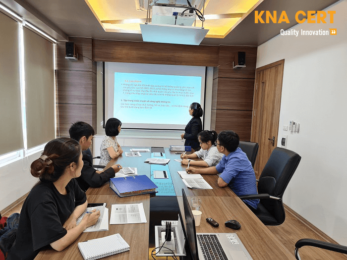 Phòng thử nghiệm và hiệu chuẩn hoạt động theo tiêu chuẩn ISO/IEC 17025, ngoài việc đưa ra kết quả thử nghiệm có độ tin cậy cao dựa trên cơ sở của một hệ thống quản lý chất lượng chặt chẽ và chuẩn hóa. Vừa qua Chuyên gia KNA đã đến và Đào tạo nhận thức và Đánh giá nội bộ tiêu chuẩn ISO 17025:2017 cho Công ty TNHH KOTITI Việt Nam – Chi nhánh E&E.