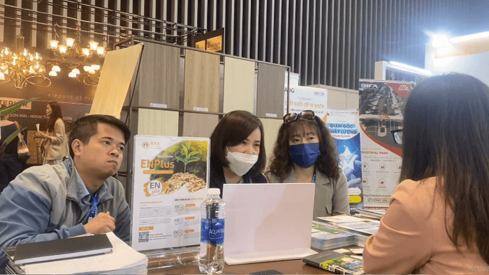 khách hàng tham gia tư vấn tại gian hàng KNA CERT