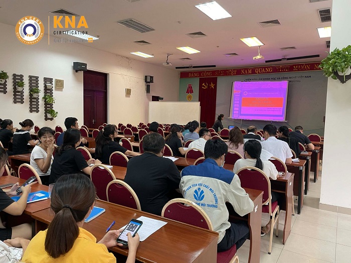 Lợi ích khi áp dụng ISO 17025:2017 Nâng cao năng lực kỹ thuật và quản lý của phòng thí nghiệm; Đảm bảo tính chính xác, độ tin cậy của kết quả thử nghiệm; Quy chuẩn hóa các hoạt động của phòng thử nghiệm, các thao tác thử nghiệm, vận hành thiết bị thử nghiệm, các phương pháp thí nghiệm dẫn đến dễ dàng đào tạo cho nhân viên của phòng thử nghiệm, nhân viên mới; Nhân viên trong các phòng thử nghiệm được công nhận sẽ được thực tập thí nghiệm theo các phương pháp thí nghiệm đã được chuẩn hóa theo hệ thống Tiêu chuẩn Việt Nam và Quốc tế.  Tạo điều kiện thừa nhận kết quả thử nghiệm/ hiệu chuẩn giữa các phòng thí nghiệm trong nước và quốc tế; Hòa nhập hoạt động công nhận phòng thử nghiệm của Việt Nam với các nước trong khu vực và quốc tế; Được công bố tên phòng thí nghiệm, lĩnh vực hoạt động trong danh sách mạng lưới các phòng thử nghiệm đã được công nhận VILAS