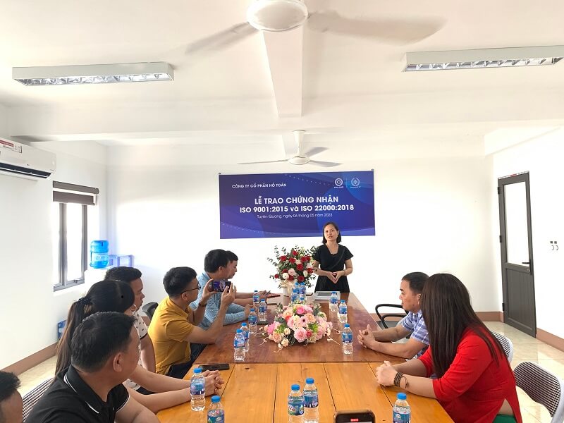 trao chứng nhận iso 9001 cho công ty cổ phần hồ toản