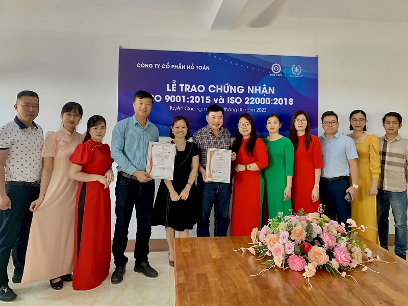 trao chứng nhận iso 9001 cho công ty hồ toản